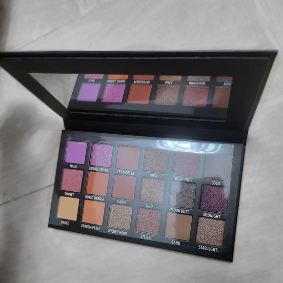KAB Cosmetics Day to Night eyeshadow palette - Picture 3 of 3